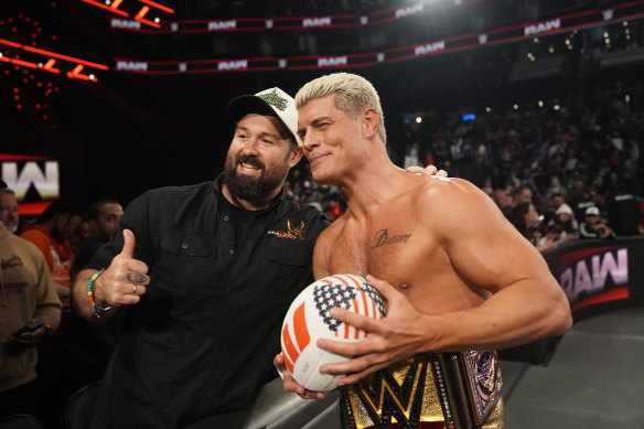 Aaron Woods avec le lutteur Cody Rhodes à Charlotte la semaine dernière.