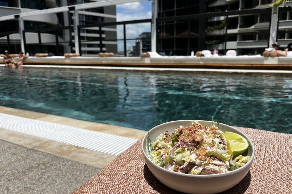 Salade de poulet vietnamienne au bord de la piscine après une matinée de Pilates? Inscrivez-moi.