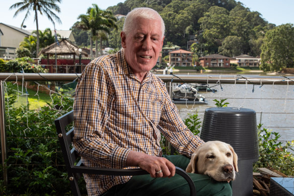 Graeme Innes, avec son chien, dit que les taxis refusent trop souvent les gens avec des animaux d'assistance.