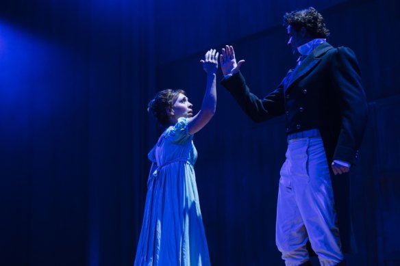 Maddison Burridge (Elizabeth) et Andrew Hearle (Darcy) jouent les personnages centraux de l'histoire classique de changer vos manières et votre esprit.