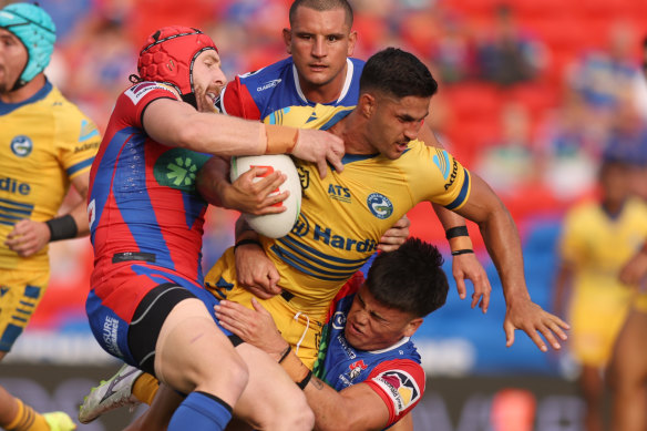 Dylan Brown de Parramatta sur l'attaque contre Newcastle. Les Warriors ont exclu une offre pour l'international de Kiwi.