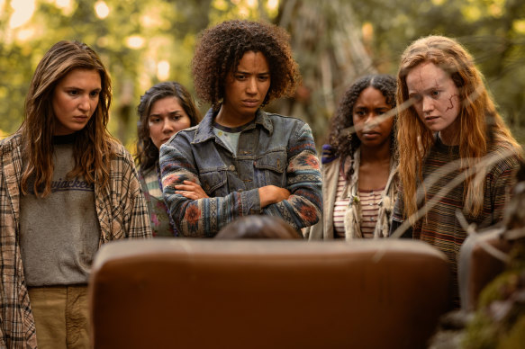 Sophie Nélisse en tant qu'adolescente Shauna, Vanessa Prasad en tant que Gen adolescente, Jasmin Savoy Brown en tant que Teen Taissa, Silvana Etérianos en tant que Teen Britt et Liv Hewson en tant que camionnette pour adolescents à Yellowjackets.