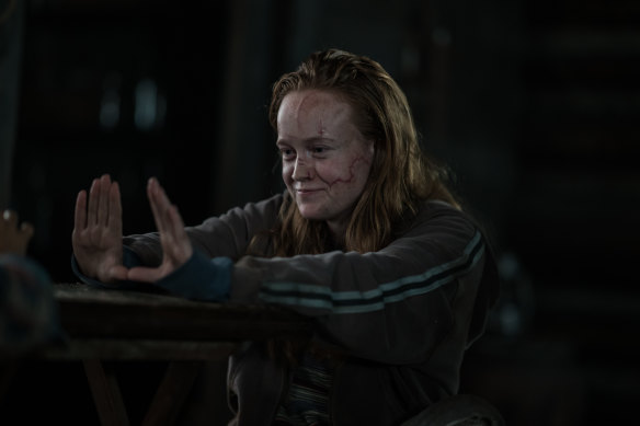 Liv Hewson en tant que camionnette pour adolescents à Yellowjackets. Hewson dit que les comparaisons avec le seigneur des mouches sont trop simples.