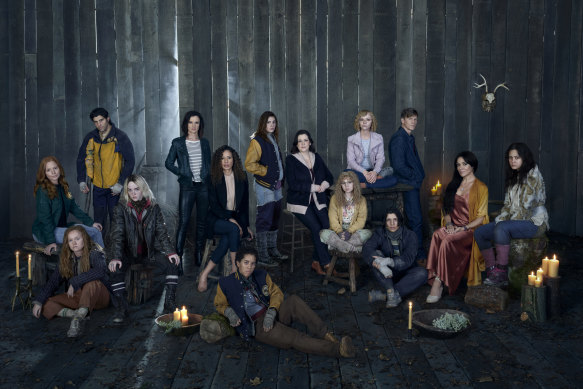La saison deux casting de Yellowjackets (de gauche , Sophie Nélisse en tant qu'adolescente Shauna, Melanie Lynskey comme Shauna, Samantha Hanratty en tant que Teen Misty, Christina Ricci comme Misty, Kevin Alves en tant que Teen Travis, Warren Kole comme Jeff Sadecki, Simone Kessell comme Lottie et Courtney Eaton en tant que Teen Lottie.