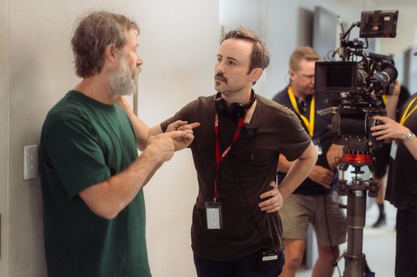 Guy Pearce et le réalisateur Charles Williams sur le tournage de Inside.