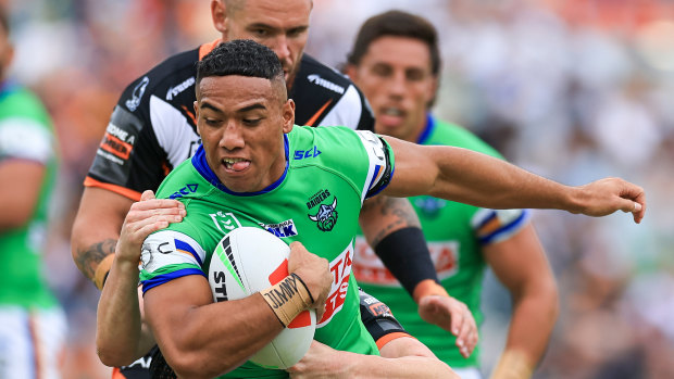 Albert Hopoate a mis sa famille avant le football.