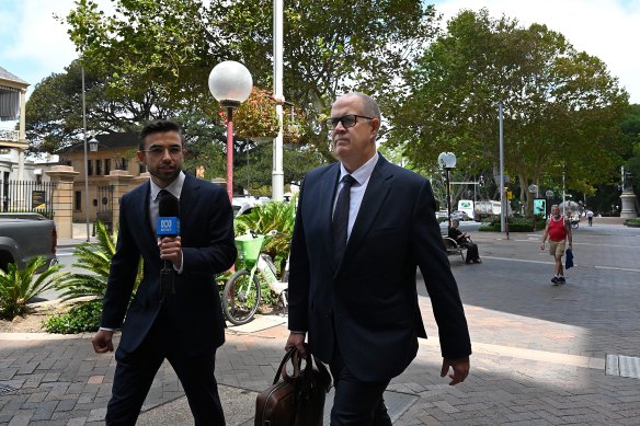 Le directeur général de l'ABC, David Anderson (à droite), quittant la Cour fédérale après avoir témoigné dans l'affaire ABC contre Antoinette Lattouf.