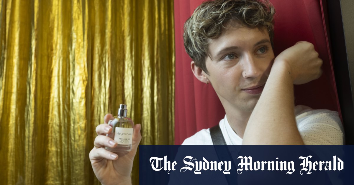 La pop star australienne Troye Sivan publie un nouveau parfum de Tsu Lange Yor Line devant Sydney Mardi Gras