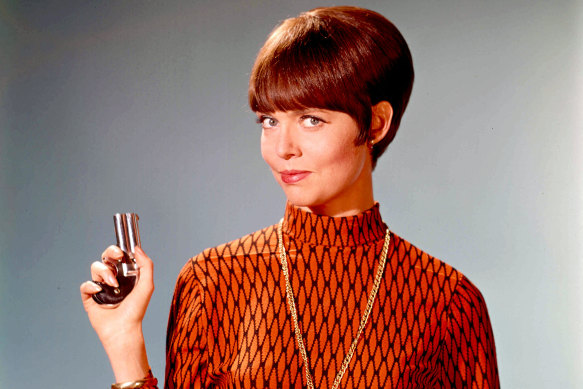 Barbara Feldon en tant qu'agent 99 dans la série télévisée des années 1960 devient intelligente.