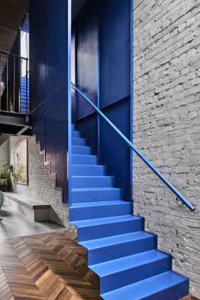 Le bleu de cobalt a été utilisé sur le nouvel escalier en acier.