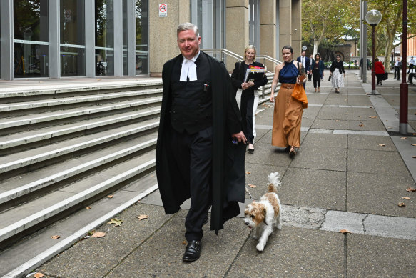 L'avocat de l'ABC, Ian Neil, SC, à l'extérieur de la cour fédérale de Sydney vendredi.