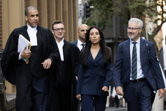Antoinette Lattouf et son équipe juridique (de gauche à droite), les avocats Ohsie Fagir et Philip Boncardo et l'avocat Josh Bornstein.