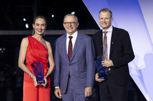 Le professeur Georgina Long et le professeur Richard Scolyer avec le Premier ministre Anthony Albanais lorsqu'ils ont été annoncés comme australiens conjoints de l'année en janvier 2024.