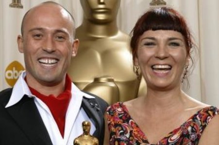 Adam Elliot et la productrice Melanie Coombs avec leur Oscar pour le meilleur court métrage d'animation pour Harvie Krumpet en 2004.