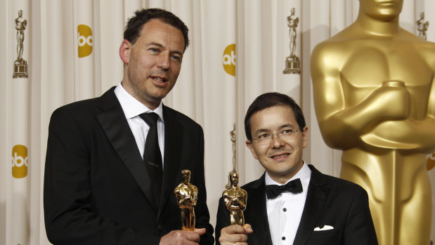 Les codirecteurs Shaun Tan (à droite) et Andrew Ruhemann avec leur Oscar pour le meilleur court-métrage d'animation pour The Lost Thing en 2011.