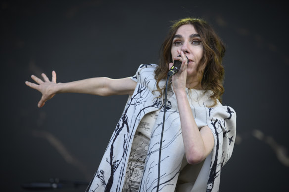 PJ Harvey apporte Dirt Three Guitariste Mick Turner comme son acte de soutien.