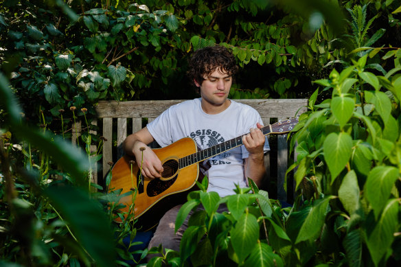La musique de MJ Lenderman se trouve à l'intersection entre le rock indépendant et l'Americana biaisé.