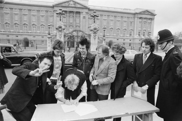 Les Sex Pistols signant leur contrat record à l'extérieur du palais de Buckingham en 1978.