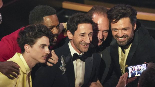 Les meilleurs nominés d'acteurs (de gauche) Timothee Chalamet, Colman Domingo, Adrien Brody, Ralph Fiennes et Sebastian Stan pendant les Oscars.