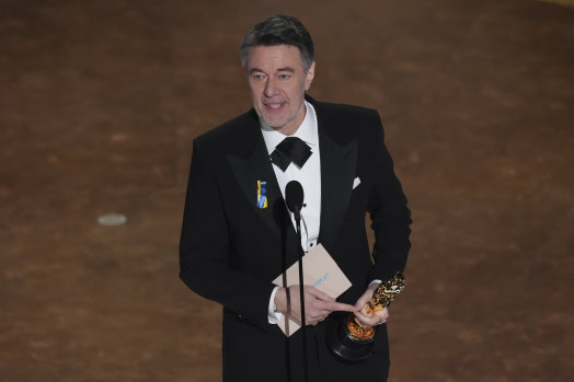 Peter Straughan accepte le prix du meilleur scénario adapté pour Conclave.
