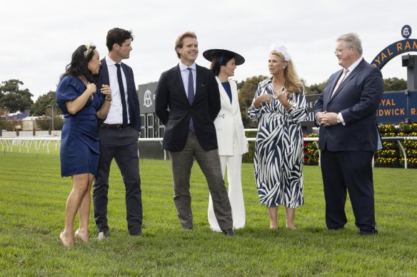 La famille Cummings, Monica et James Cummings, Edward et Sarah Cummings, et Anthony et Bernadette Cummings, à Randwick Racecourse.