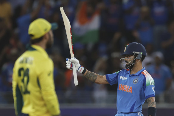 Virat Kohli de l'Inde célèbre après avoir atteint une frontière.