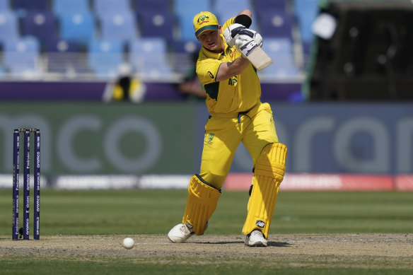 Le capitaine de l'Australie Steve Smith joue un coup.