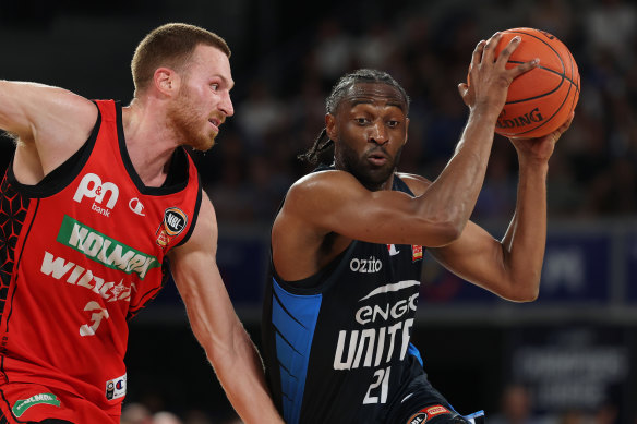 Ian Clark (à droite) était exceptionnel dans la finale frénétique.