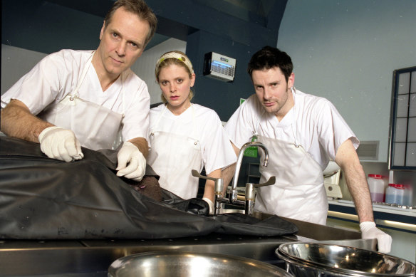 L'équipe silencieuse des témoins en 2007: William Gaminara en tant que professeur Leo Dalton, Emilia Fox en tant que Dr Nikki Alexander et Tom Ward en tant que Dr Harry Cunningham.