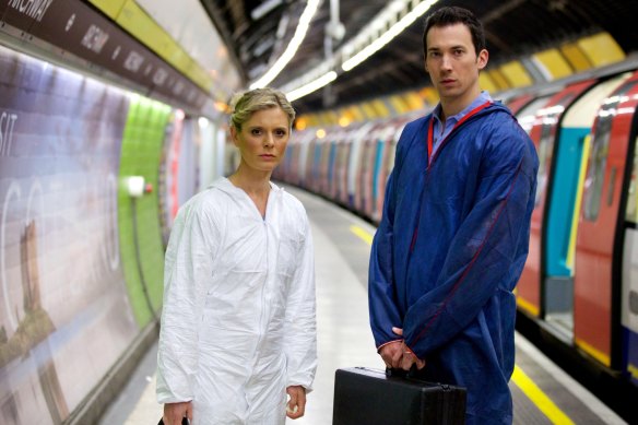 Emilia Fox et David Caves dans un épisode de Témoin Silent de 2015. Leurs personnages se sont maintenant engagés.