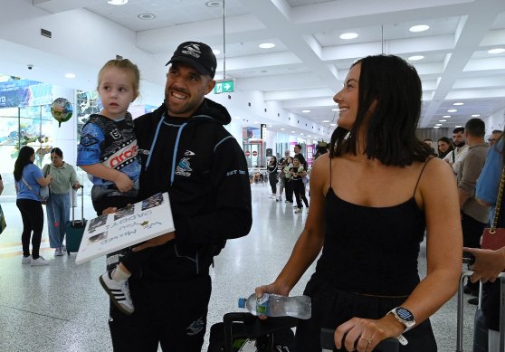 Will Kennedy (centre) est accueilli par sa fille de 2 ans Rose et son partenaire Grace McDonald.