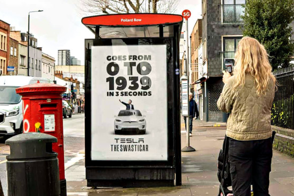 Une affiche sur un arrêt de bus à Londres montrant Elon Musk faisant un salut nazi annonce des véhicules Tesla comme des «swasticars».