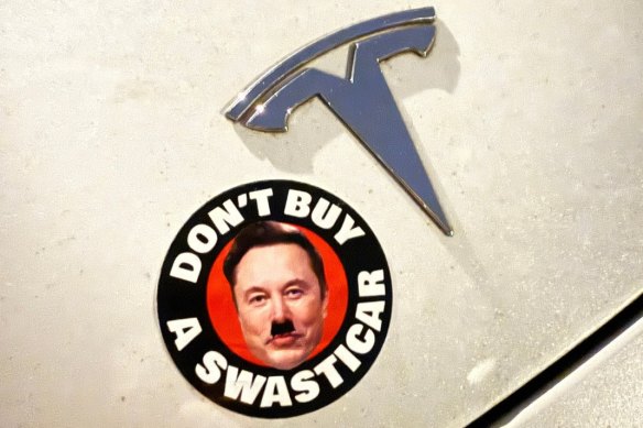 Des autocollants de protestation ciblant Tesla et Elon Musk.