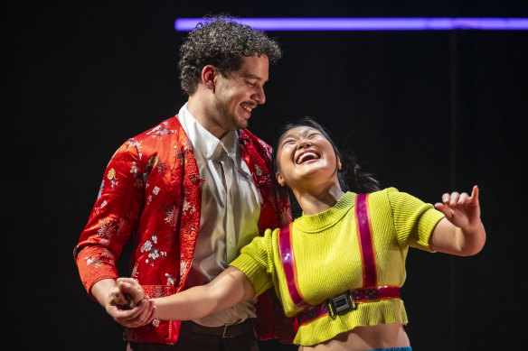Ari Maza Long et Kristie Nguy dans une scène du Robot Dog.
