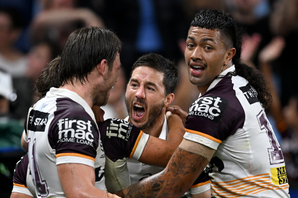Ben Hunt célèbre le score pour les Broncos de Brisbane dans son match de retour contre les Roosters de Sydney.