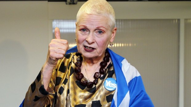 Vivienne Westwood, donnant le pouce sinon le majeur dans les coulisses de la London Fashion Week en 2014, où elle portait un insigne «oui» et un drapeau écossais pour soutenir le référendum sur l'indépendance de l'Écosse. 