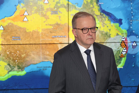 Le Premier ministre Anthony Albanese lors d'une conférence de presse dans la salle nationale de la situation à Canberra.