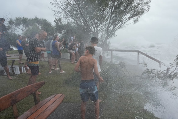 Le SSE NSW a répondu à plus de 1100 incidents alors que les conditions météorologiques apportées par le cyclone tropical Alfred s'aggrave.