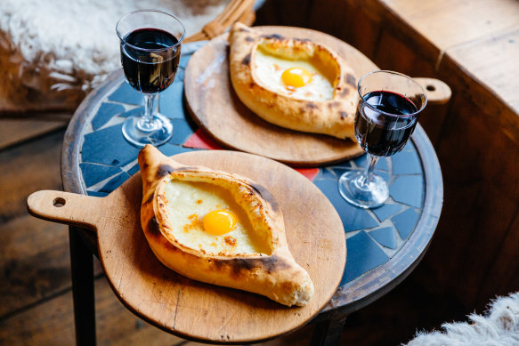 Khachapuri géorgien traditionnel au fromage et aux œufs. Les œufs sont un aliment de base dans le régime alimentaire de nombreux groupes de migrants en Australie.