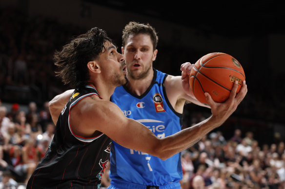 Will Hickey des Hawks est défendu par Rob Loe de Melbourne United.