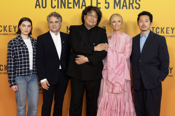 Collette avec le réalisateur Bong et les co-stars de la première de Mickey 17 à Paris le mois dernier.