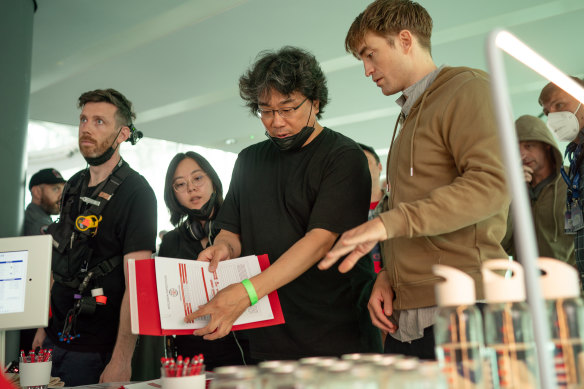 Le réalisateur Bong Joon-Ho avec la star Robert Pattinson sur le tournage du film.