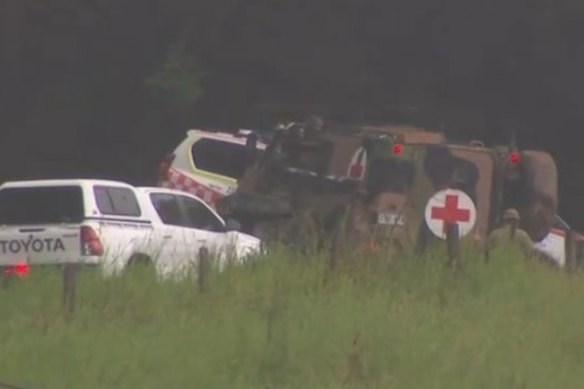 Les véhicules d'urgence aident les soldats blessés.