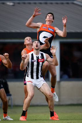 Le défenseur de GWS Sam Taylor vole haut pour une marque.
