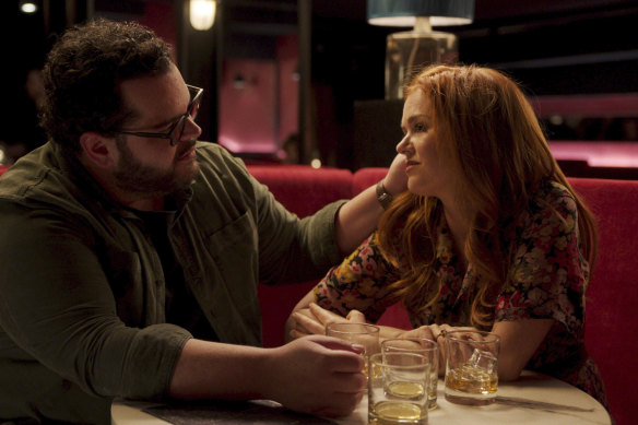Gad comme Gary et Isla Fisher comme Mary dans Wolf Like Me.