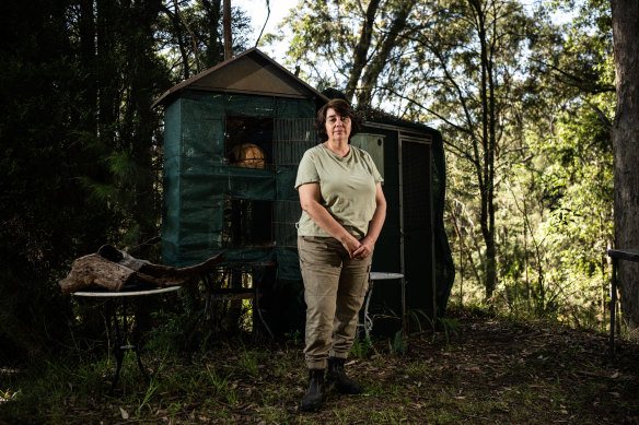 Liz Martin, un ancien soignant de câbles qui a quitté l'organisation après 10 ans, se tenant avant les cages de réhabilitation maintenant vides pour les opossums et les planeurs.