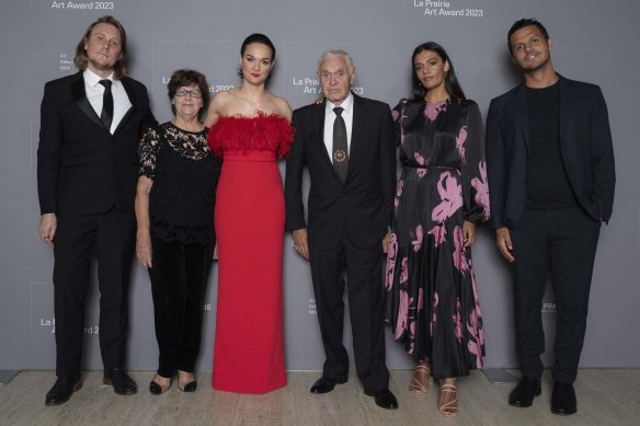 Affaire familiale: Madeleine Madden (deuxième à droite) avec sa sœur Thea Anamara Perkins (en rouge) et (de gauche), la partenaire de Thea, Adam Finney, la grand-mère Eileen Perkins, Charles Madden (grand-père), et le frère Tyson Perkins.