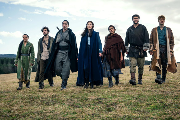 Le Rosamund Pike du Wheel of Time, Daniel Henney, Zoe Robins, Josha Stradowski, Madeleine Madden, Barney Harris et Marcus Rutherford.