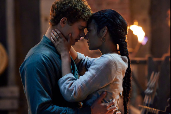 Josha Stradowski et Madeleine Madden en 2021'a l'obscurité le long de la façon dont Epsiode.