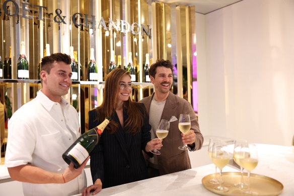 L'influenceur Rebecca Harding (centre) et la star de la télévision Matty Johnson (à droite) au bar Moët & Chandon à Albert Park.